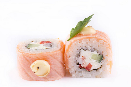日本料理 寿司套 白色背景上黄瓜 辣椒和奶酪卷三文鱼