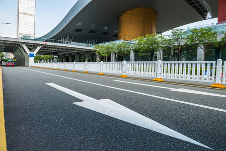 公路和城市背景