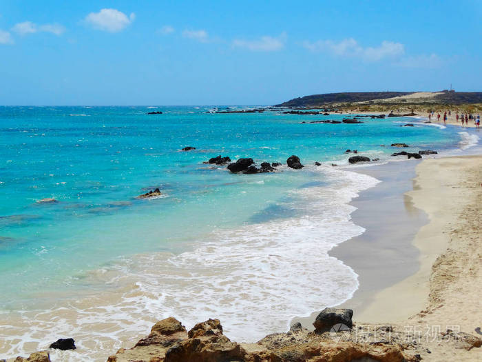 粉红色的砂风景海希腊克利特岛的沙滩