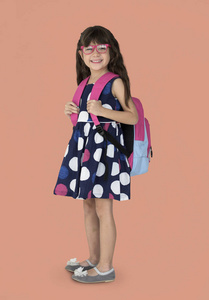 微笑的小女孩用背包