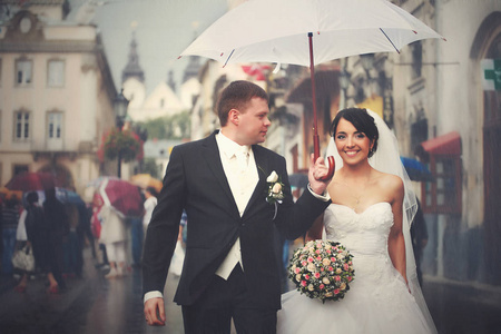 走在雨 ar 的幸福新婚夫妇的照片模糊不清
