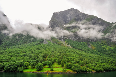 在多云的天气，挪威峡湾的美丽的山水风光景色