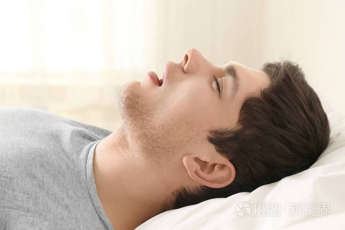 睡在床上的男人