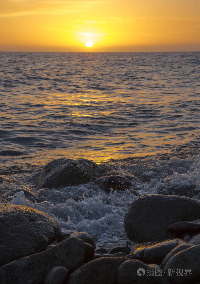 橘黄色的夕阳在海边照片-正版商用图片0u1wgp-摄图新视界