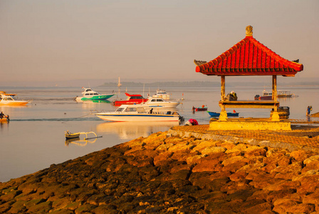 传统的巴厘岛船和亭在清晨，印度尼西亚巴厘岛沙努尔海滩