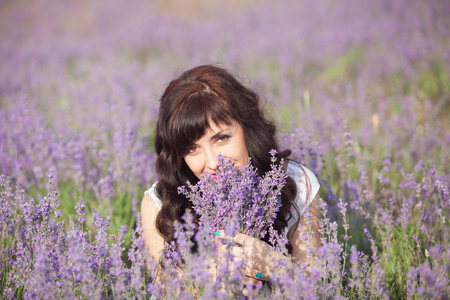 一名孕妇在一朵小花的薰衣草紫色