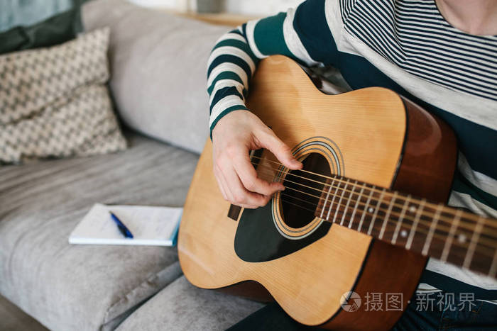 学习弹吉他.音乐教育