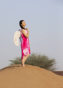 天使的翅膀，在沙漠里的年轻女子