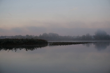冰冷的河上的雾在寒冷的10月早晨