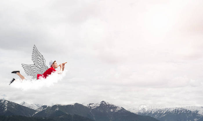 人在天空高高飞翔