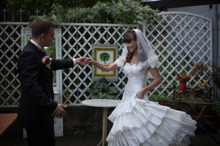 新郎新娘站在白色的后院的漩涡