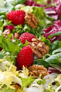 绿色素食沙拉配树莓和坚果