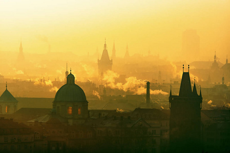 布拉格有雾日出，捷克共和国