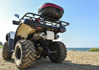 大海和天空的背景上 Atv 越野