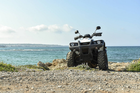 大海和天空的背景上 Atv 越野