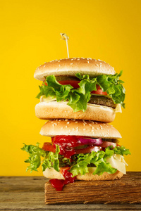 美味不健康汉堡上木板，准备吃或服务