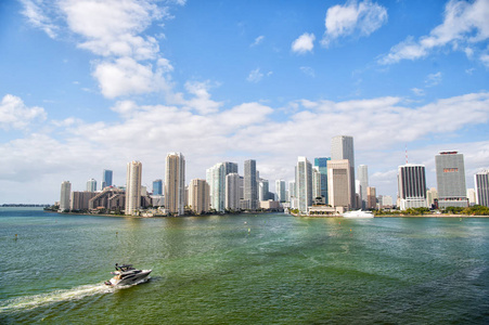 迈阿密摩天大楼与蓝色多云的天空，船航行，鸟瞰图