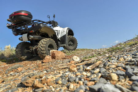 大海和天空的背景上 Atv 越野