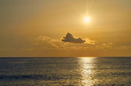 日出在黑海海岸在夏天炎热的白天，保加利亚，普里莫