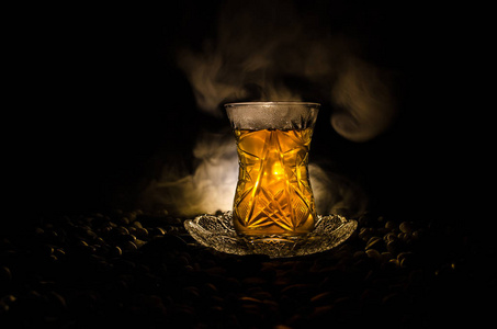 土耳其阿塞拜疆在传统太阳镜和黑色背景灯和烟壶茶。Armudu 传统杯