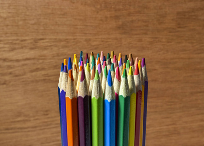 木背景上的彩色的铅笔