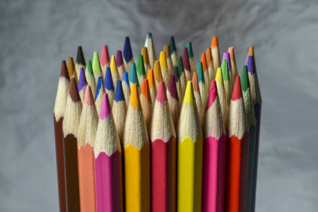 彩色的铅笔，银色背景