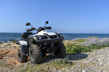 大海和天空的背景上 Atv 越野