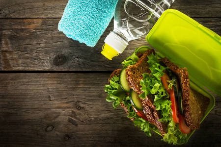 健康生活运动概念。毛巾 健康的三明治和瓶