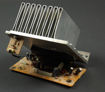 元件和电子元器件的绿色电路板, 显示晶体管印制电路板与芯片和无线电