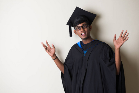 印度男性毕业生图片