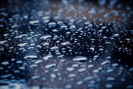 雨滴。水滴在多雨的季节