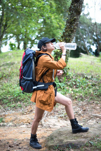 徒步旅行者女人休息喝水，选择焦点