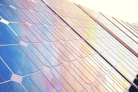 3d 插图太阳能发电技术。可替代能源。太阳能电池面板模块与风景夕阳与蓝蓝的天空与太阳的光