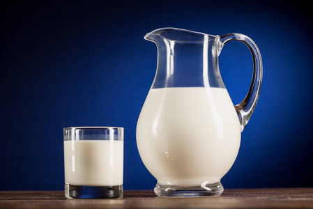 新鲜的牛奶，在玻璃和壶