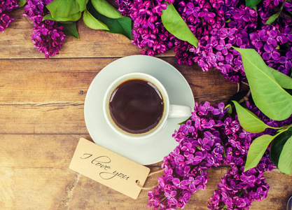 咖啡早餐和淡紫色的花。选择性的焦点