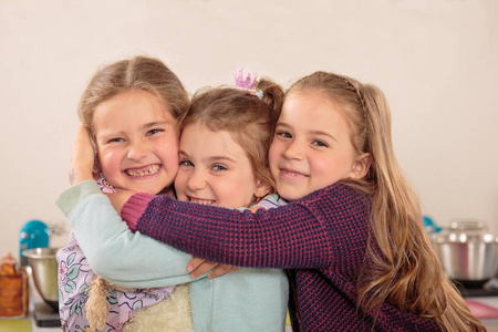 三个小女孩的拥抱图片