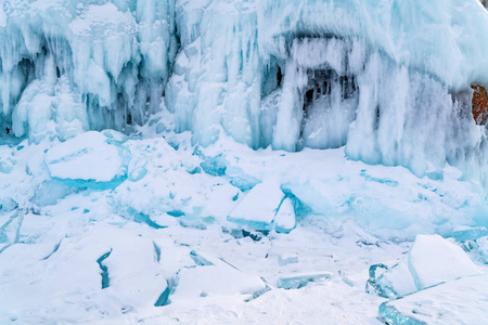 冷冻的水和冰柱被雪覆盖着 Lak 岩石岛