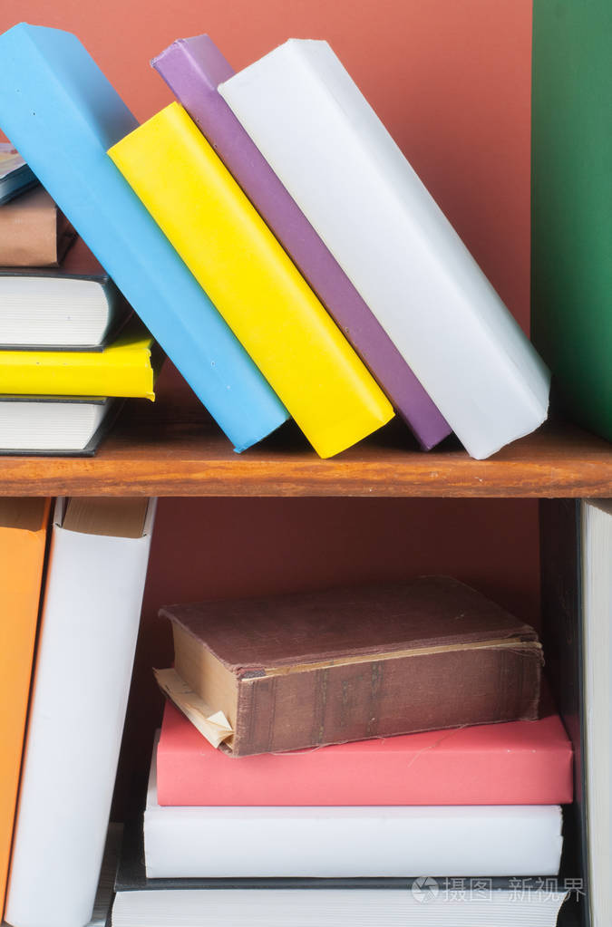 打开的书,精装彩色图书木制的桌子上.回到学校.复制文本的空间.