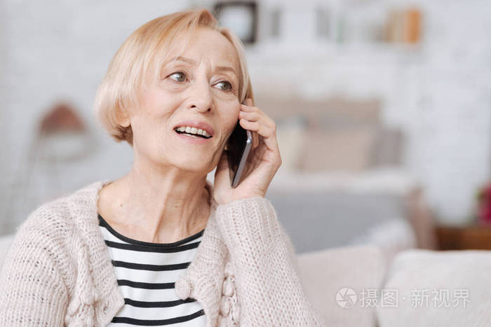 打电话给她朋友的无边老妇