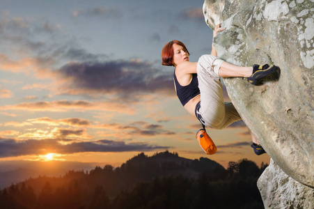 女性登山者，在岩壁上不用绳子攀岩