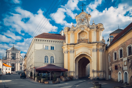 Basilian 盖茨到教堂哦神圣的三位一体和教会圣特蕾莎修女在背景上。立陶宛维尔纽斯