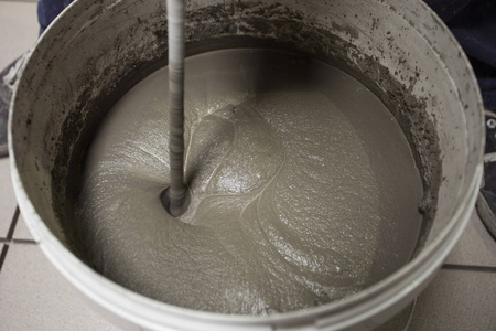 或电梯瓷砖用电钻搅拌水泥或瓷砖胶照片