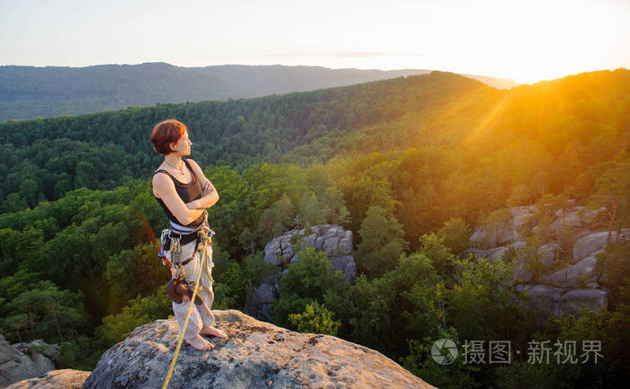 女孩晚上高海拔山峰上的登山者