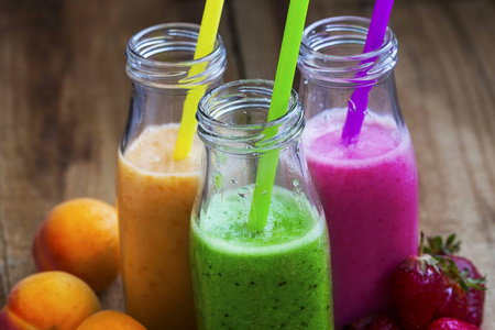 新鲜健康的三种类型的水果果汁或者果汁，橙色
