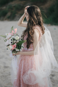 花束，露天沙滩上的女孩