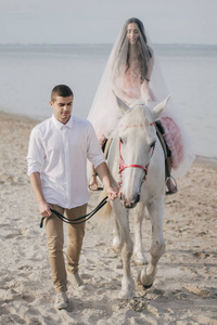 新郎与新娘在马