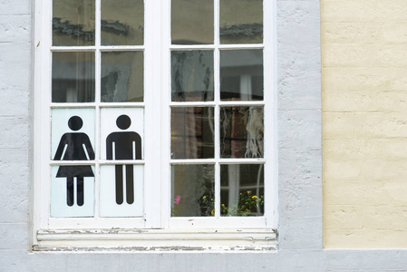 女人和男人在一个窗口中的象征