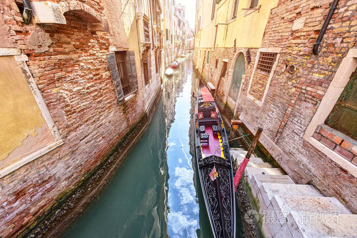 威尼斯运河上的著名的贡多拉小船。风景秀丽的旧街道查看。意大利泻湖