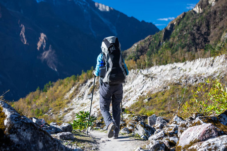 在较低的喜马拉雅山的徒步旅行