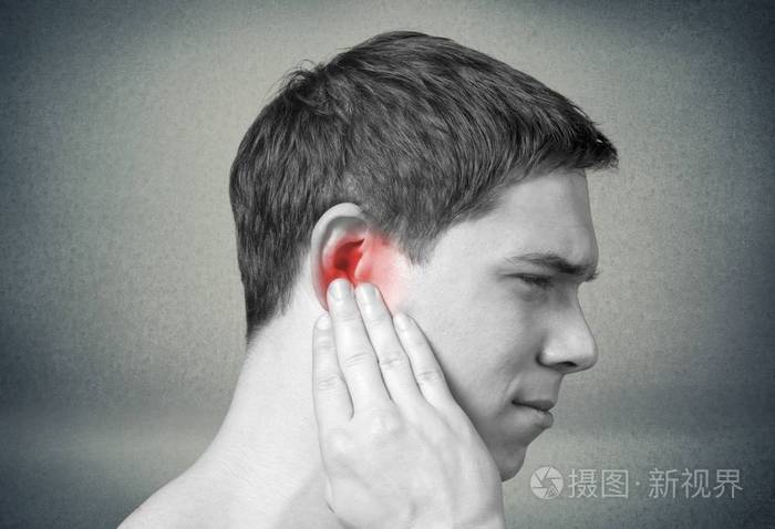 年轻人在耳朵痛